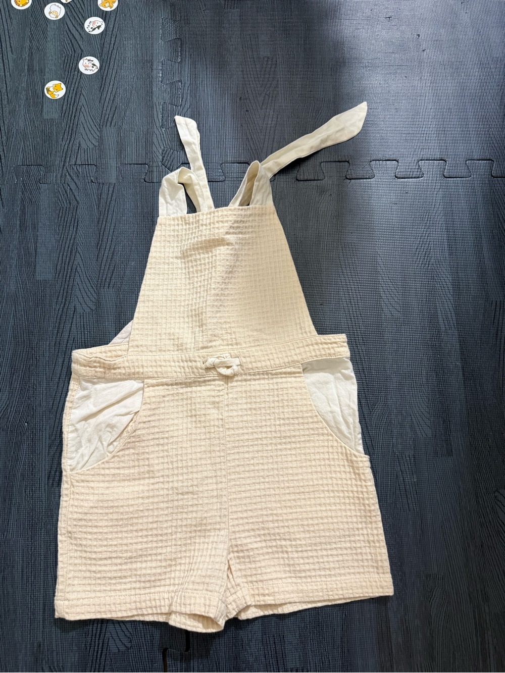 Popelin kids cream waffle suspender shorts